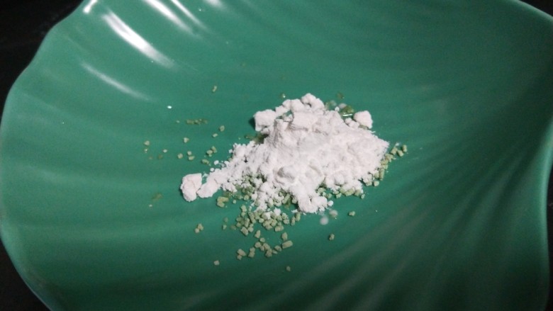酸辣卷心菜,加入鸡精,淀粉,少许水搅拌均匀。