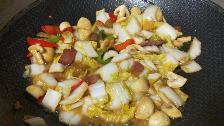 白菜炒蘑菇,加入鸡精,最后用水淀粉勾芡即可。