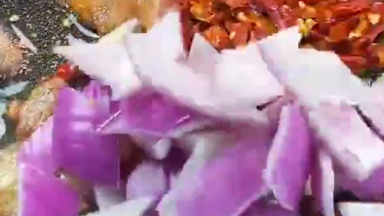 蚝油土豆片,倒入剁椒,洋葱,胡萝卜,炒均匀。