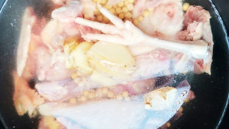蘑菇鸡肉浓汤,将准备好的食材放入电炖锅,加适量清水和食盐开始炖煮。