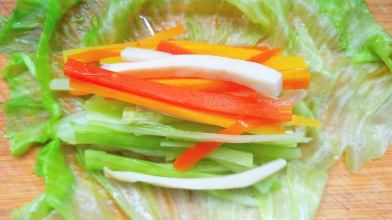 蔬菜卷,生菜铺好摆上黄瓜丝,胡萝卜丝,土豆丝,杏鲍菇丝,包好卷起