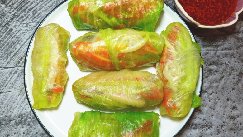 蔬菜卷,摆放盘中,蘸料汁开吃