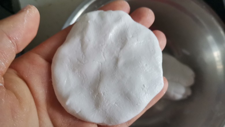 煎糍粑,揪一块面团,用手压成饼状