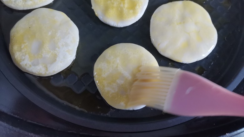 煎糍粑,大火烙至一面发黄,反过来刷油,继续烙