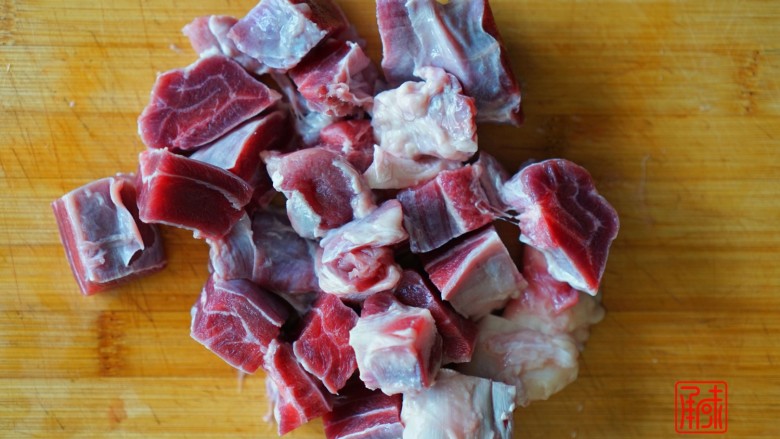 加了葡萄酒的烩牛肉,不会醉,2、牛肉切块。