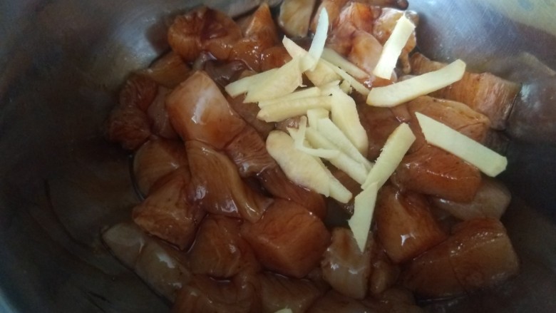 杏鲍菇炒鸡丁,再加入姜片,老抽,生抽