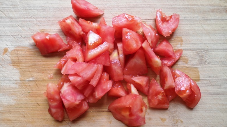 番茄黄瓜炒蛋,<a style='color:red;display:inline-block;' href='/shicai/ 3551'>西红柿</a>洗干净去皮,切成小块。