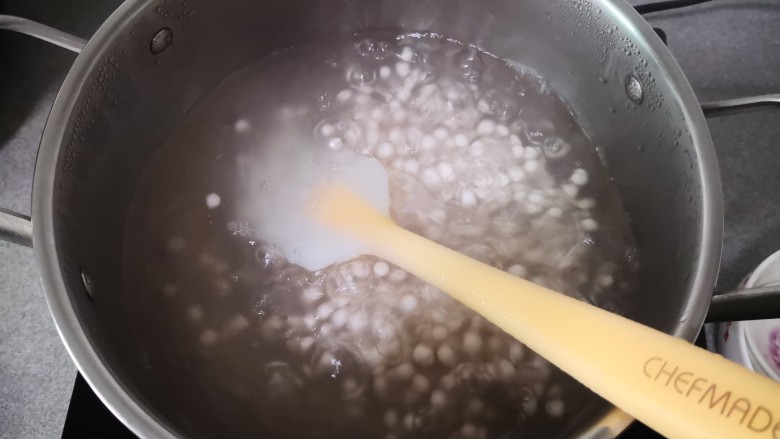 芒果芋圆西米露,中火边烧边搅拌,防止粘锅底