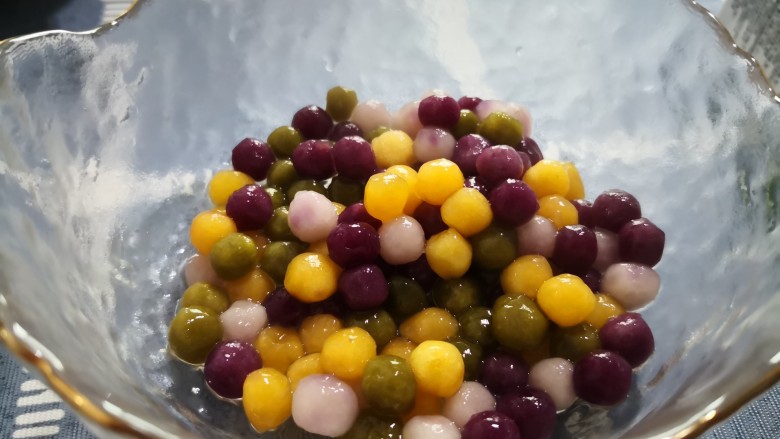 芒果芋圆西米露,捞出来放碗里