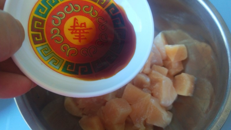 杏鲍菇炒鸡丁,,<a style='color:red;display:inline-block;' href='/shicai/ 94'>鸡肉</a>装入盆中倒入老抽,生抽,耗油,料酒,黑胡椒。