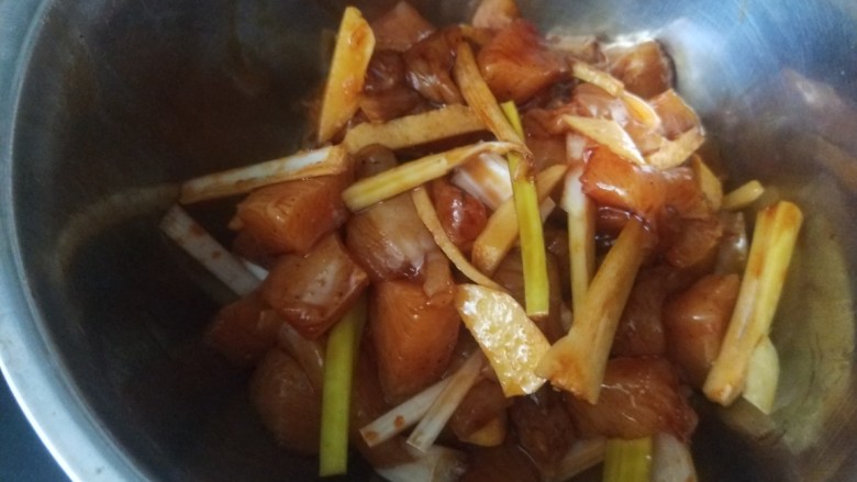 杏鲍菇炒鸡丁,,加入葱丝,白糖,盐,抓均匀淹制30分钟。