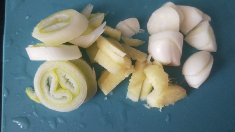杏鲍菇炒鸡丁,,炒菜的葱姜蒜切好。
