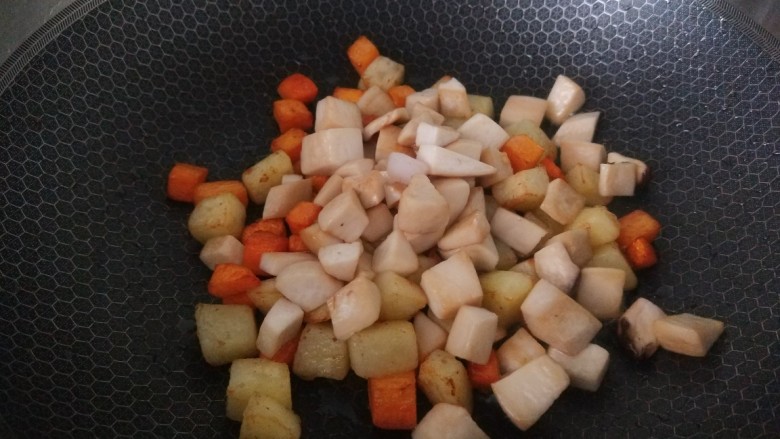 杏鲍菇炒鸡丁,,倒入杏鲍菇丁一起翻炒半熟在倒入盆中。