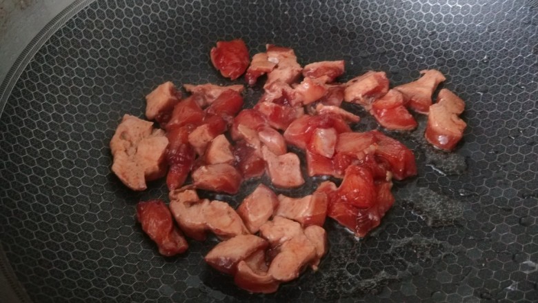 杏鲍菇炒鸡丁,,在加入适量油烧热倒入鸡丁炒散。