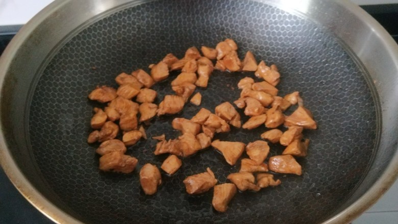 杏鲍菇炒鸡丁,,炒半熟倒出。