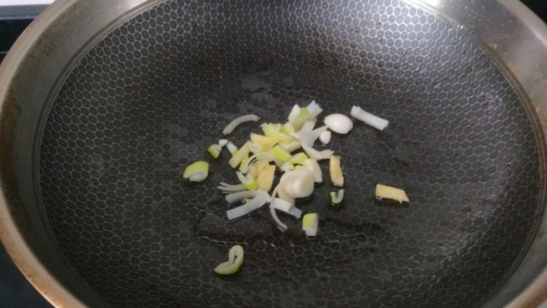杏鲍菇炒鸡丁,,在加少许油炒香葱姜蒜。