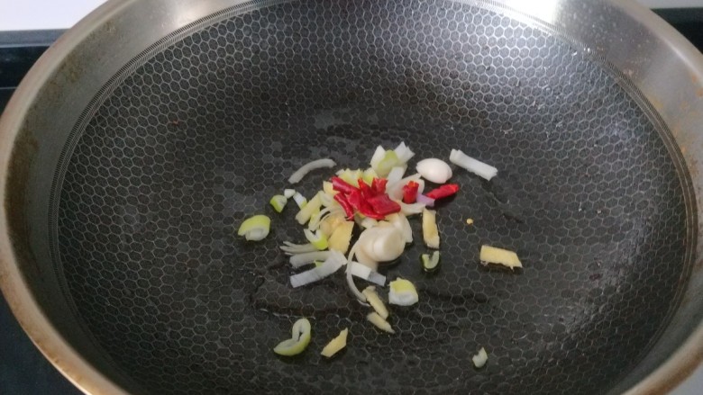 杏鲍菇炒鸡丁,,放入干辣椒。
