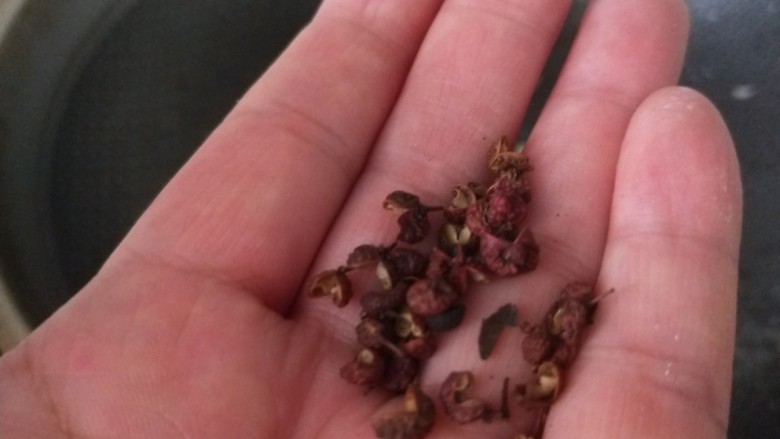 杏鲍菇炒鸡丁,,放入花椒炒香。