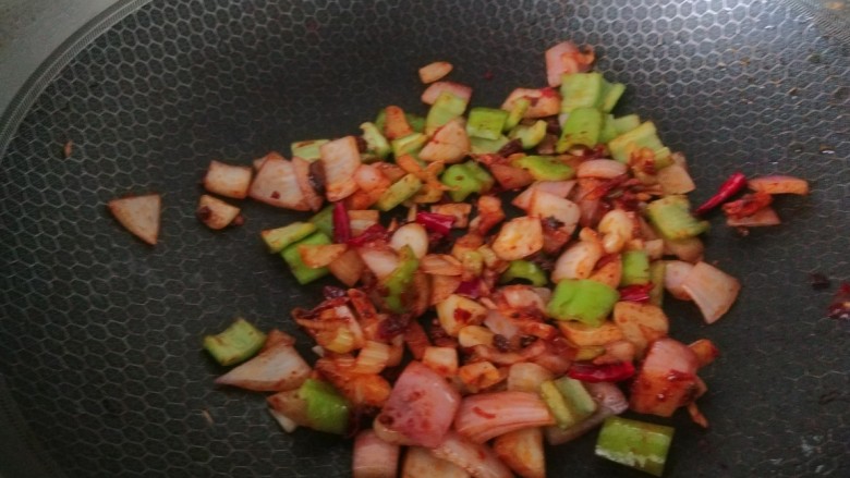 杏鲍菇炒鸡丁,,倒入尖椒炒均匀。