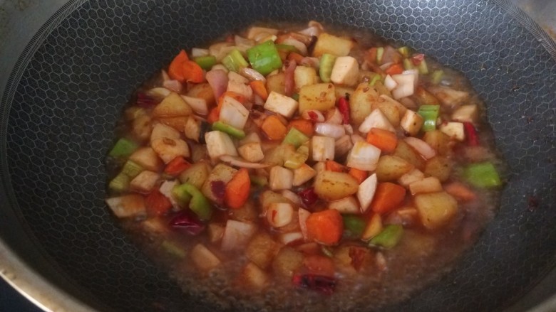 杏鲍菇炒鸡丁,,加入少许开水。