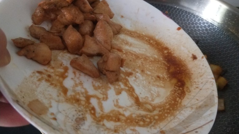 杏鲍菇炒鸡丁,,倒入鸡肉丁翻炒均匀。
