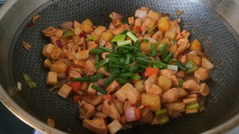 杏鲍菇炒鸡丁,,最后水淀粉勾芡,加入鸡精,香葱炒均匀即可出锅。