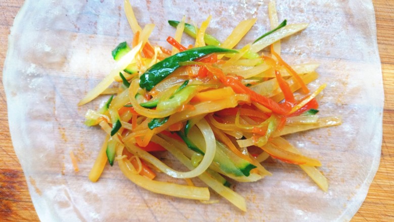 素卷三丝,<a style='color:red;display:inline-block;' href='/shicai/ 4346'>饺子皮</a>擀薄皮,烙成薄饼,放入炒好的菜卷起