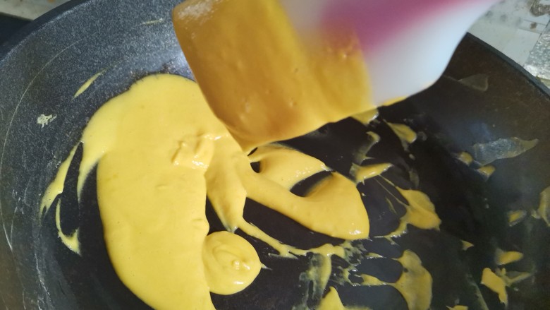 蔓越莓冰激凌,炒至颜色变得深黄,细腻光滑,用铲子提起来能够挂住铲子即可关火,盛出晾凉备用