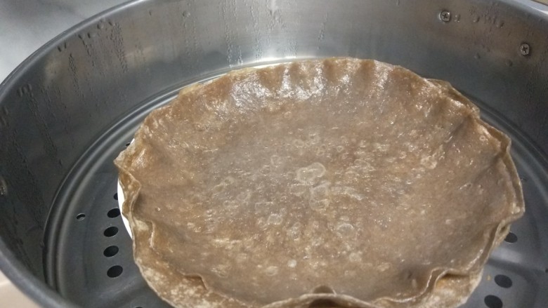 蔬菜卷,蒸好的饼皮很薄,轻轻揭开。