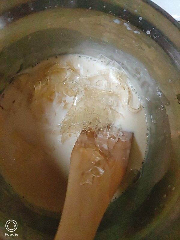 自制奶酪棒,吉利丁片放入牛奶芝士锅内,完全融化后准备倒出