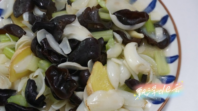 西芹炒百合,翻炒入味,出锅即可。