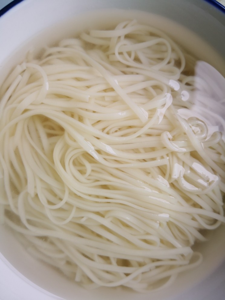 青菜鸡蛋面,面条捞出来过一下凉水,防粘连