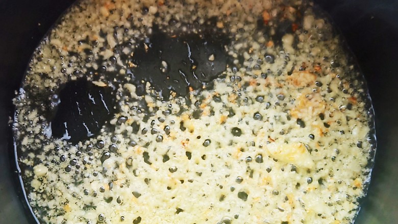蒜泥茄子,锅中烧油,加入蒜泥爆香。