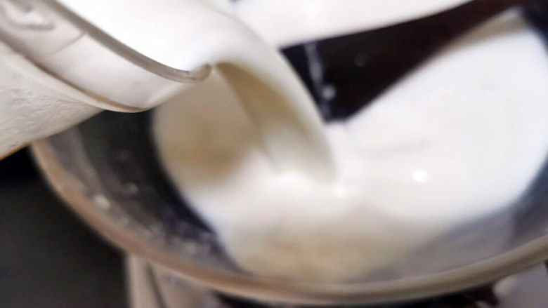 蘑菇鸡肉浓汤,装入破壁机打匀,回倒入锅