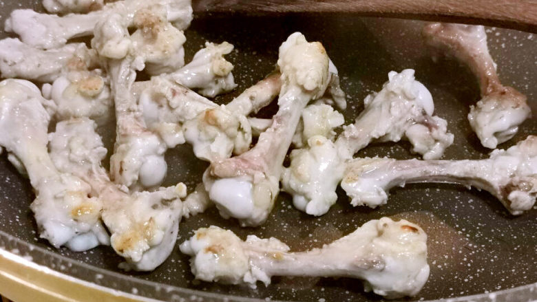 蘑菇鸡肉浓汤,骨头下锅煸炒后加水,熬成鸡高汤