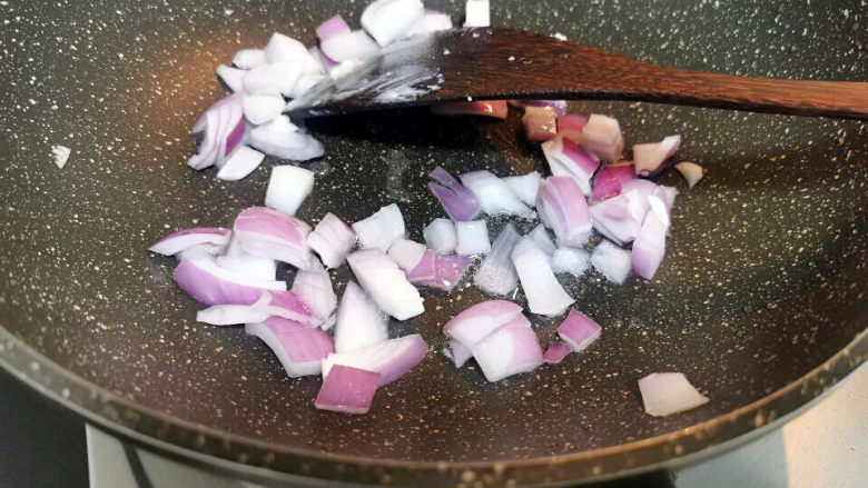 蘑菇鸡肉浓汤,取出鸡肉,下洋葱炒香