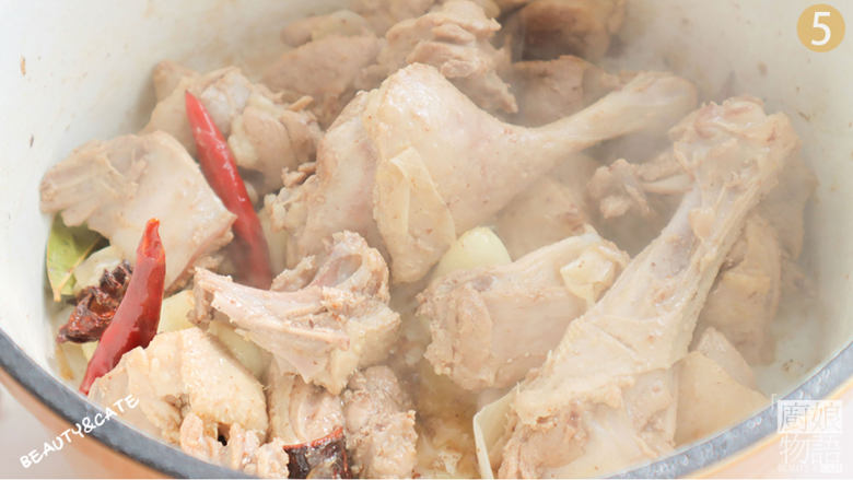 不加一滴水的「香辣啤酒鸭」,是我心中鸭鸭的zui好吃的做法了!,放入鸭肉炒出香味。