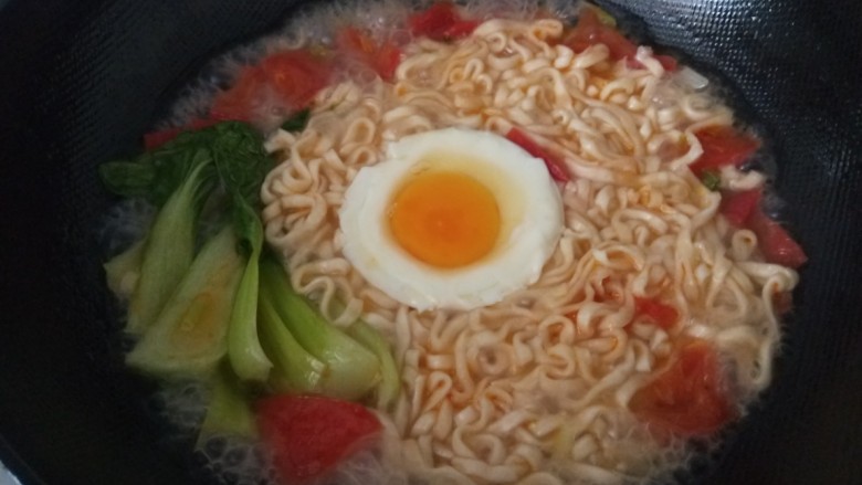 青菜鸡蛋面,在倒入面上小火煮。