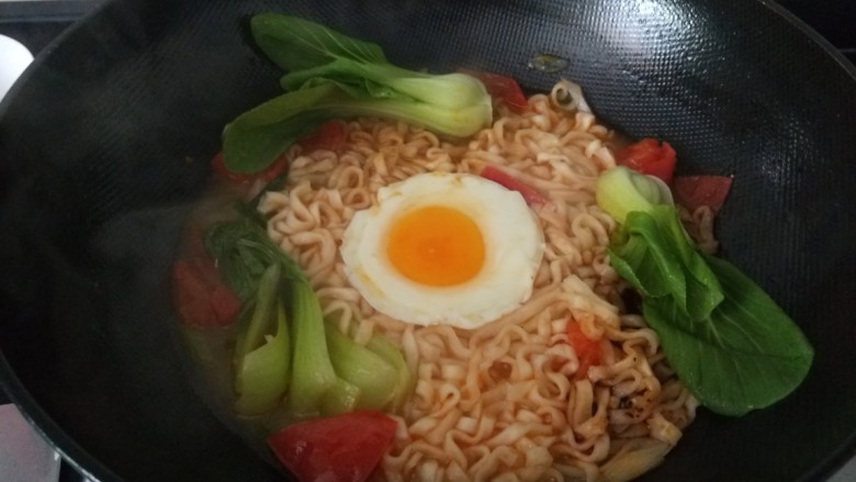 青菜鸡蛋面,加入油菜慢慢收汁,在加入酱料。