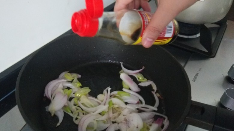 青菜鸡蛋面,再加入适量生抽和一勺醋