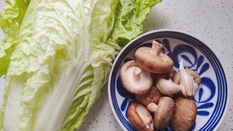 白菜炒蘑菇,首先我们准备好所有食材