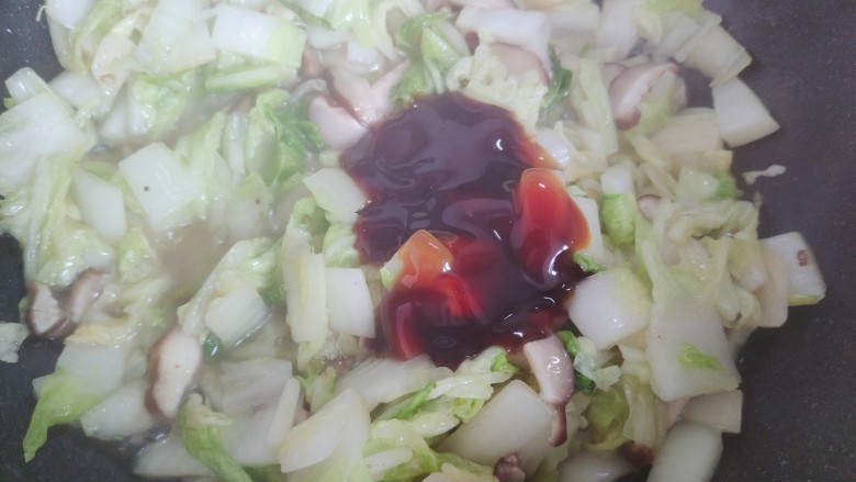 白菜炒蘑菇,加适量蚝油,翻炒均匀