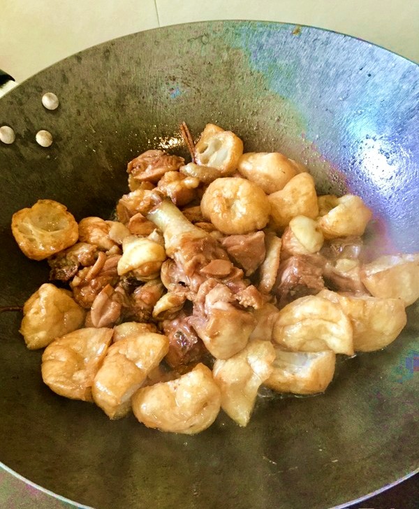 酱炒鸡块,加少许清水,盖上盖炆分钟