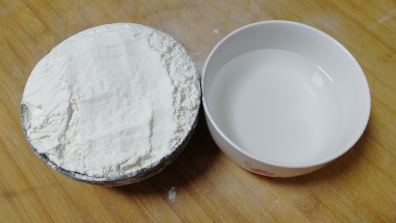 青菜鸡蛋面,准备面粉和清水(比例是2:1)