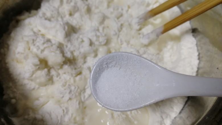 青菜鸡蛋面,清水少量多次加入面粉中,加盐增加筋性。