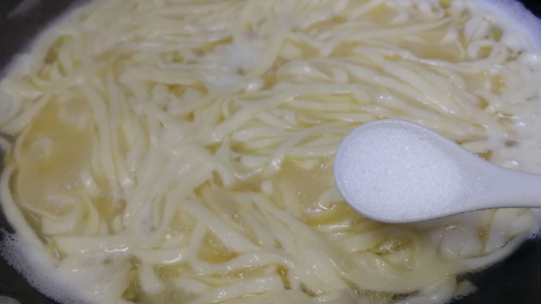 青菜鸡蛋面,面再次煮开,加盐调味。