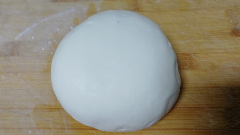 青菜鸡蛋面,揉成偏硬的面团,饧面5分钟。
