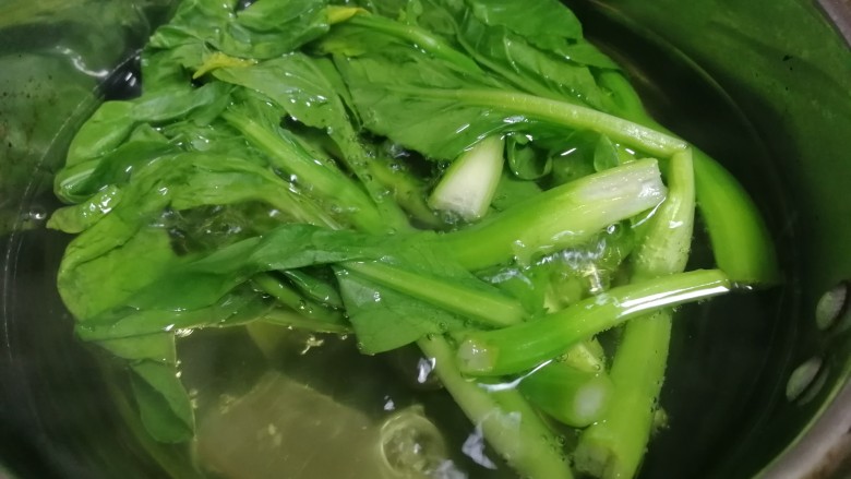 青菜鸡蛋面,开水烫一分钟,捞出备用,再水煮两个<a style='color:red;display:inline-block;' href='/shicai/ 9'>鸡蛋</a>,水开煮5分钟就好了。