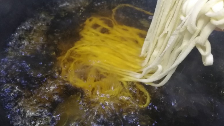 青菜鸡蛋面,加开水,大火烧开下面。