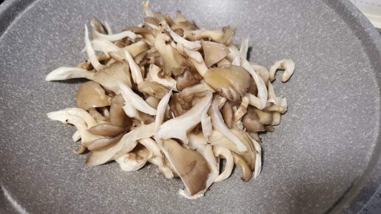 白菜炒蘑菇,直接倒入空锅,开大火